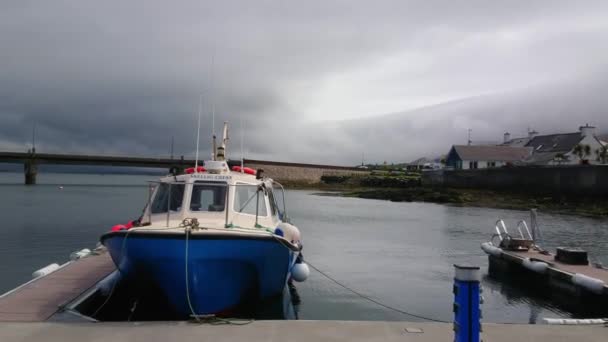 Barcos en el puerto de Portmagee Irlanda — Vídeo de stock