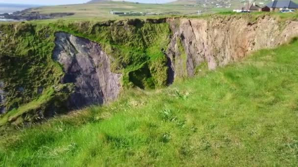 Geweldige kliffen op het schiereiland van Dingle - prachtige landschap — Stockvideo