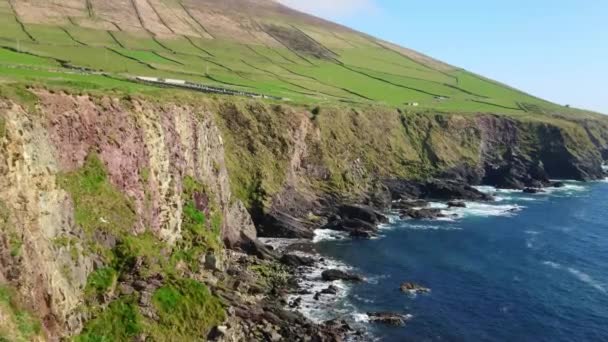 Falaises étonnantes à la péninsule de Dingle - paysage merveilleux — Video