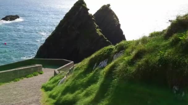 美丽的 Dunquin 码头在丁格尔半岛阳光明媚的一天 — 图库视频影像