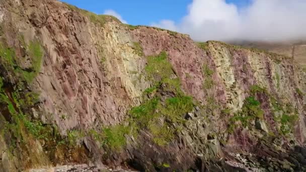Удивительный пейзаж на красивом пеньке Дингл в Ирландии - голубая океанская вода — стоковое видео