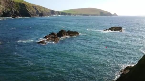Дивовижний краєвид на мальовничому півострові Дінгл в Ірландії - синій океан води — стокове відео
