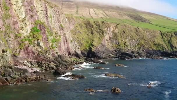 Úžasná krajina na překrásném poloostrově Dingle v Irsku - modrý oceán vody — Stock video