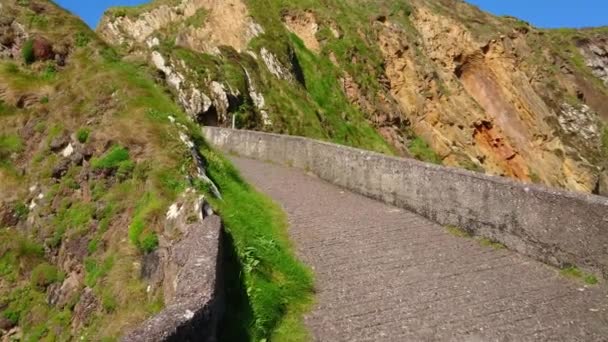 Chůze po molu Dunquin na poloostrově Dingle na západním pobřeží Irska — Stock video