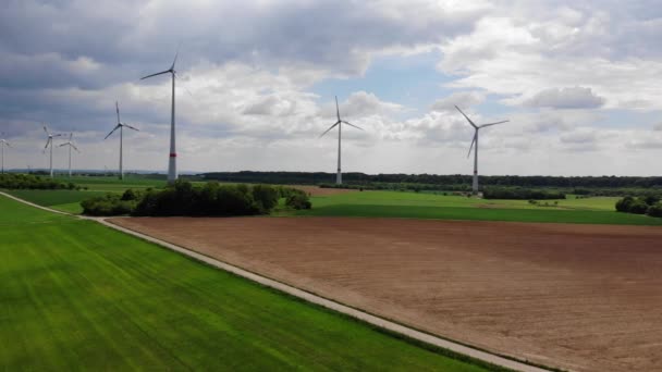 Vuelo aéreo sobre campos en el campo - agricultura — Vídeos de Stock