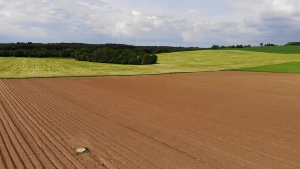 Vzdušný let nad pole na venkově - zemědělství — Stock video