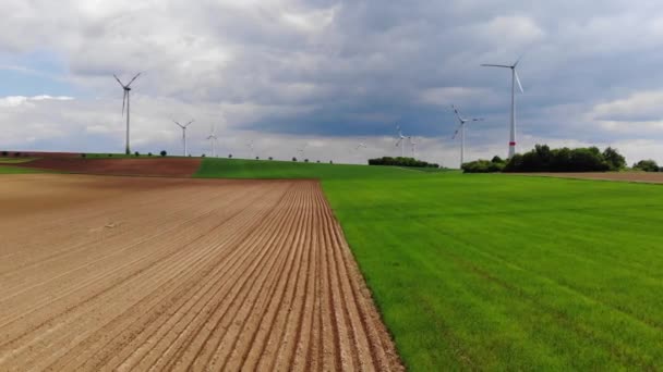 Luchtfoto vlucht over velden op platteland - landbouw — Stockvideo