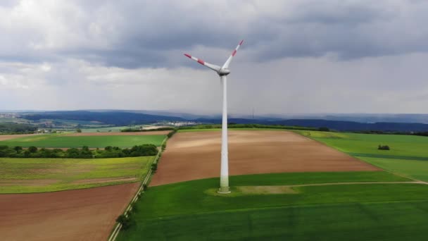 Wiatr energii roślin - elektrownia wiatrowa modern na wzgórzu - czystej energii — Wideo stockowe