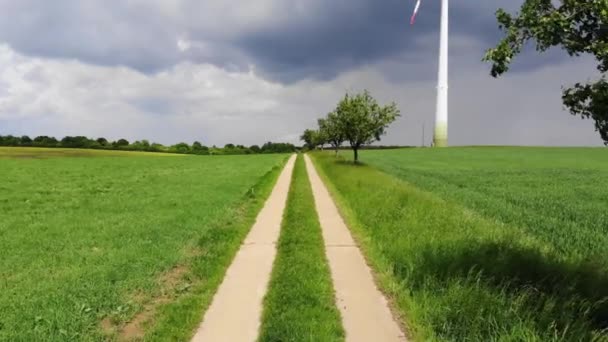 Vzdušný let nad pole na venkově - zemědělství — Stock video