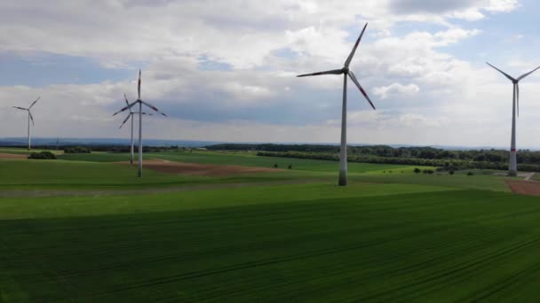 Imágenes aéreas de vuelo de plantas de energía eólica - vista increíble — Vídeos de Stock