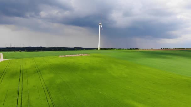 Вітрова електростанція - сучасна вітрова електростанція на пагорбі - чиста енергія — стокове відео