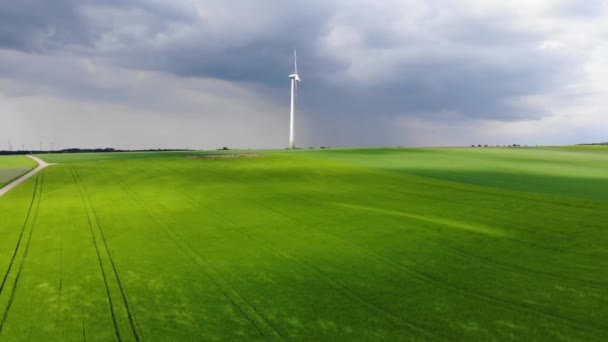 A beleza da natureza de cima - voo aéreo sobre campos largos no país — Vídeo de Stock