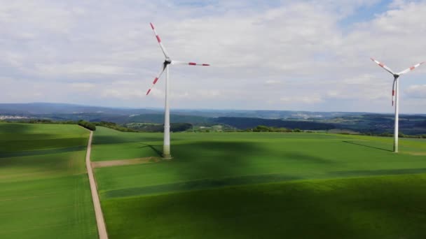 風の工場 丘の上の近代的な風力発電所 クリーン エネルギー — ストック動画