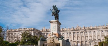 Isabel Segunda heykeli ve Orient Meydanı Madrid Anıtı