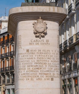 Anıt ve Kral Carlos Puerta del Sol Meydanı Madrid adlı heykeli