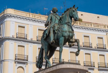 Anıt ve Kral Carlos Puerta del Sol Meydanı Madrid adlı heykeli