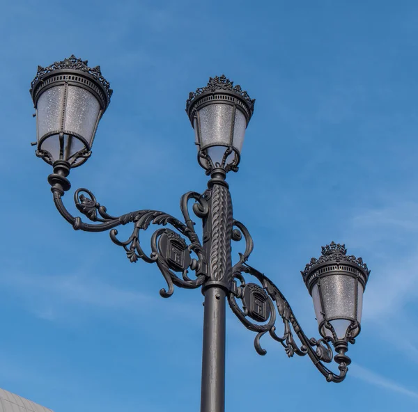 Meravigliose lanterne di strada nel centro storico di Madrid — Foto Stock