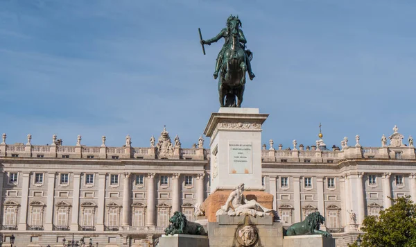 Krásné náměstí v Madridu - Plaza De Oriente na královský palác — Stock fotografie