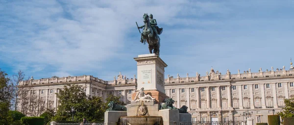 Ізабель Segunda статуї і пам'ятник на Orient площі в Мадриді — стокове фото