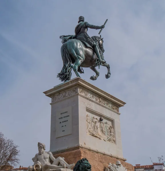 Monument of Isabel Segunda at Plaza de Oriente Square in Madrid — Stock Photo, Image