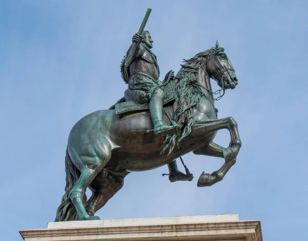 Monument av Isabel Segunda på Plaza de Oriente i Madrid — Stockfoto