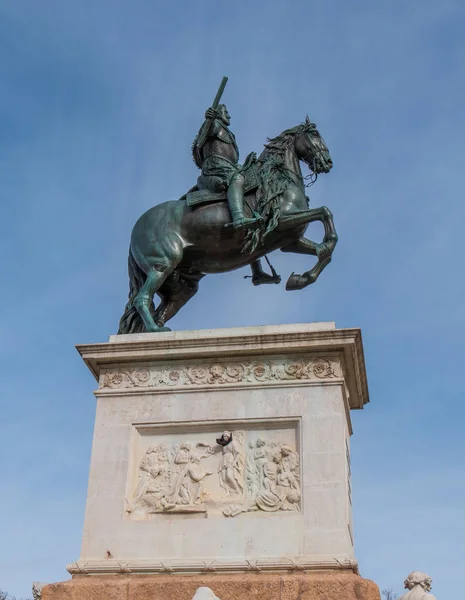 Памятник Изабель Сегунде на площади Plaza de Oriente в Мадриде — стоковое фото