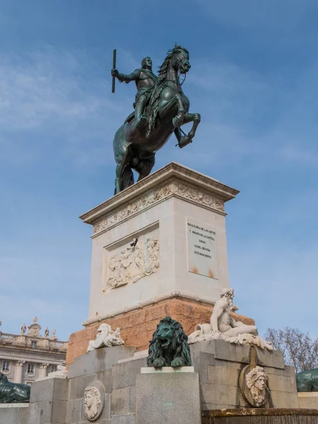 Monumento a Isabel Segunda en la Plaza de Oriente de Madrid —  Fotos de Stock