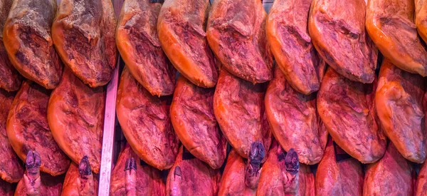 Célèbre jambon espagnol à vendre sur un marché — Photo