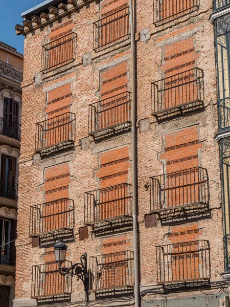 Increíble fachada de casa en el casco histórico de Madrid — Foto de Stock