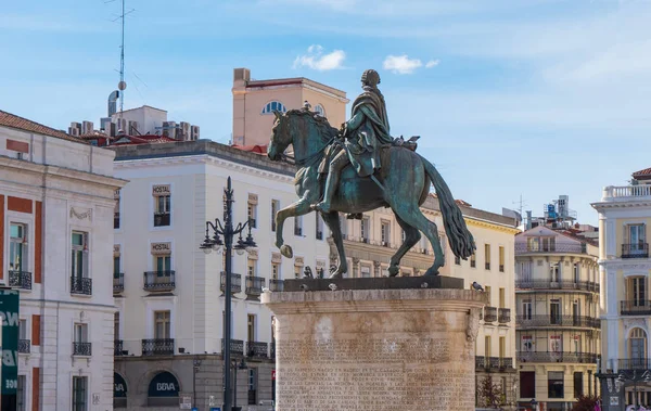 Anıt ve Kral Carlos Puerta del Sol Meydanı Madrid adlı heykeli