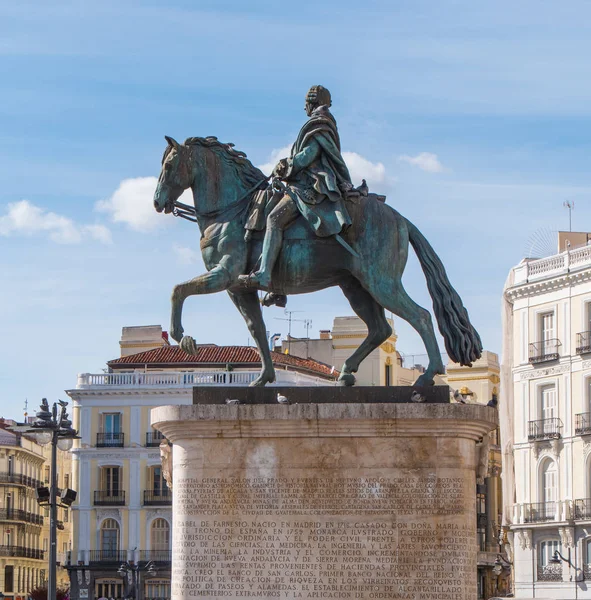 Monumento y estatua del Rey Carlos en la Plaza Puerta del Sol de Madrid —  Fotos de Stock