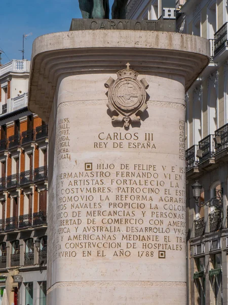 Anıt ve Kral Carlos Puerta del Sol Meydanı Madrid adlı heykeli