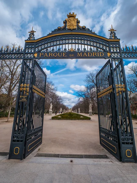 El famoso Parque del Retiro de Madrid, un hito popular en la ciudad —  Fotos de Stock