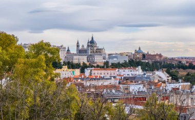 Beuatiful park Madrid Debod Tapınağı'nda