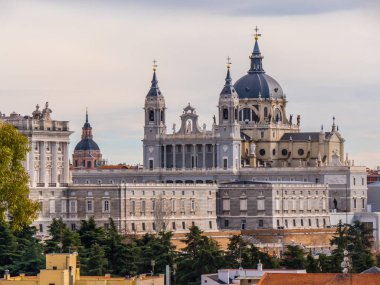 Kraliyet Sarayı Madrid - ünlü Palacio Real üzerinden uzak görünüm