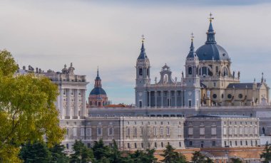 Kraliyet Sarayı Madrid - ünlü Palacio Real üzerinden uzak görünüm