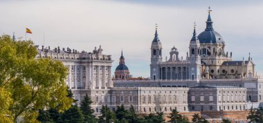 Kraliyet Sarayı Madrid - ünlü Palacio Real üzerinden uzak görünüm