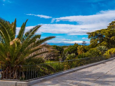 Beuatiful park Madrid Debod Tapınağı'nda