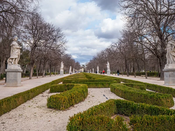 Slavný Park Retiro v Madridu - populární mezník ve městě — Stock fotografie