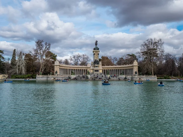 Maravilloso lago en el Parque del Retiro Madrid con sus botes de remos — Foto de Stock
