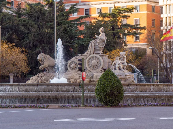 Fountain and roundabout at Cibeles Square in Madrid — Stock Photo, Image