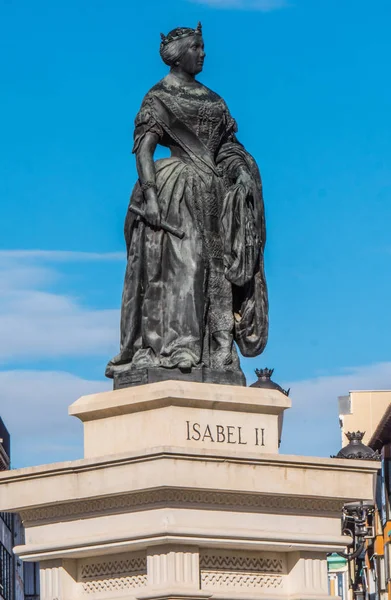 Isabella II statua e monumento in Piazza dell'Opera a Madrid — Foto Stock