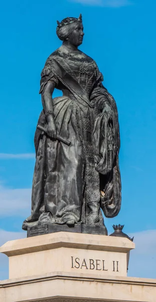 Isabella II statua e monumento in Piazza dell'Opera a Madrid — Foto Stock