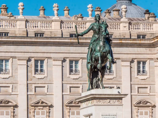 Felipe IV monument at Orient Square in Madrid — Stock Photo, Image