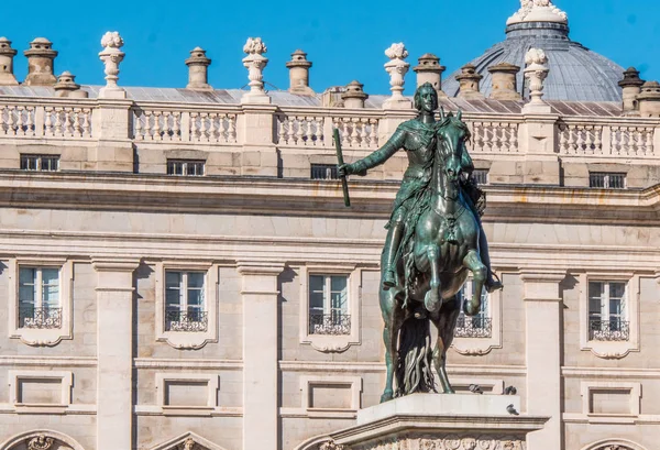 Monumento a Felipe IV en la Plaza de Oriente de Madrid —  Fotos de Stock