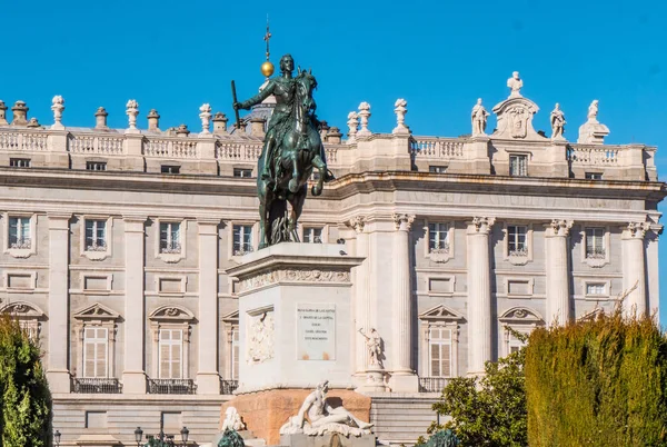 Palacio Real Madrid Kraliyet Sarayı olarak adlandırılan