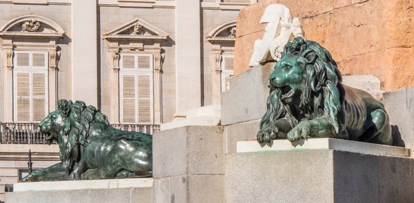 Los leones en la Plaza de Oriente de Madrid — Foto de Stock