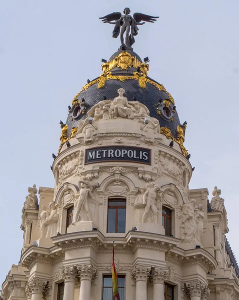 Increíble torre Metropolice y edificio en Madrid en la calle Gran Vía —  Fotos de Stock