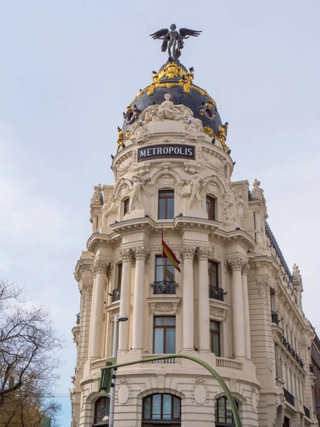Amazing Metropolice tower and building in Madrid at Gran Via street — Stock Photo, Image