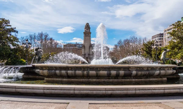 Place d'Espagne appelée Plaza de Espanya à Madrid par une journée ensoleillée — Photo